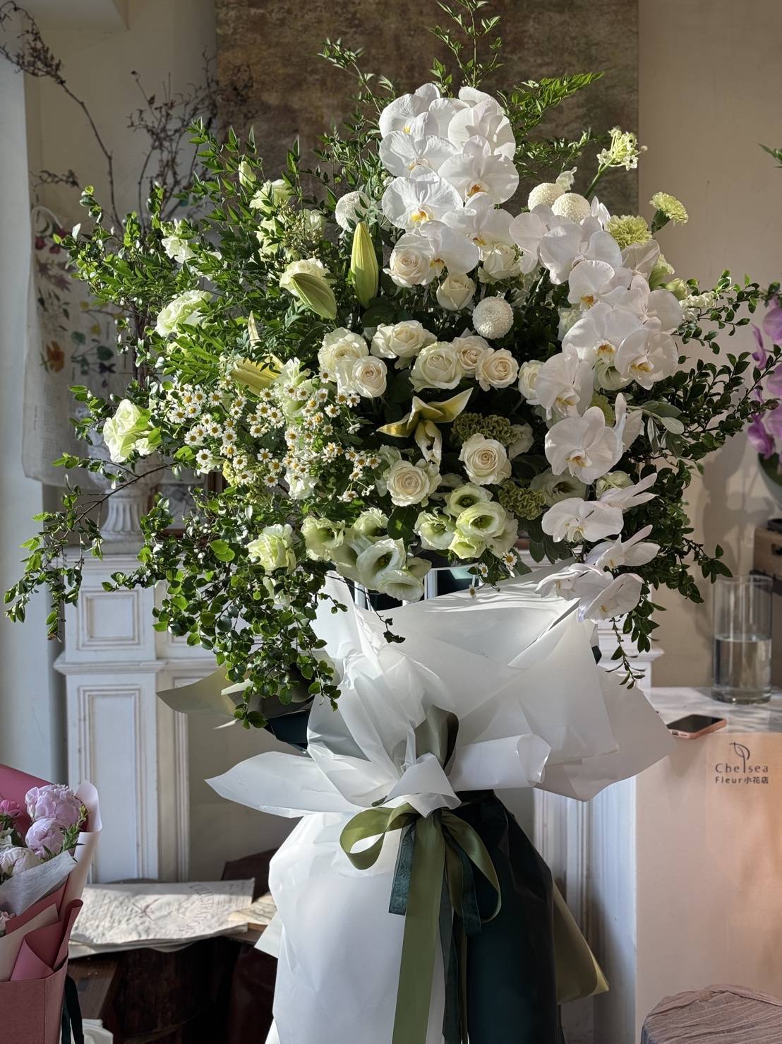 愛麗絲追逐草地上的蝴蝶